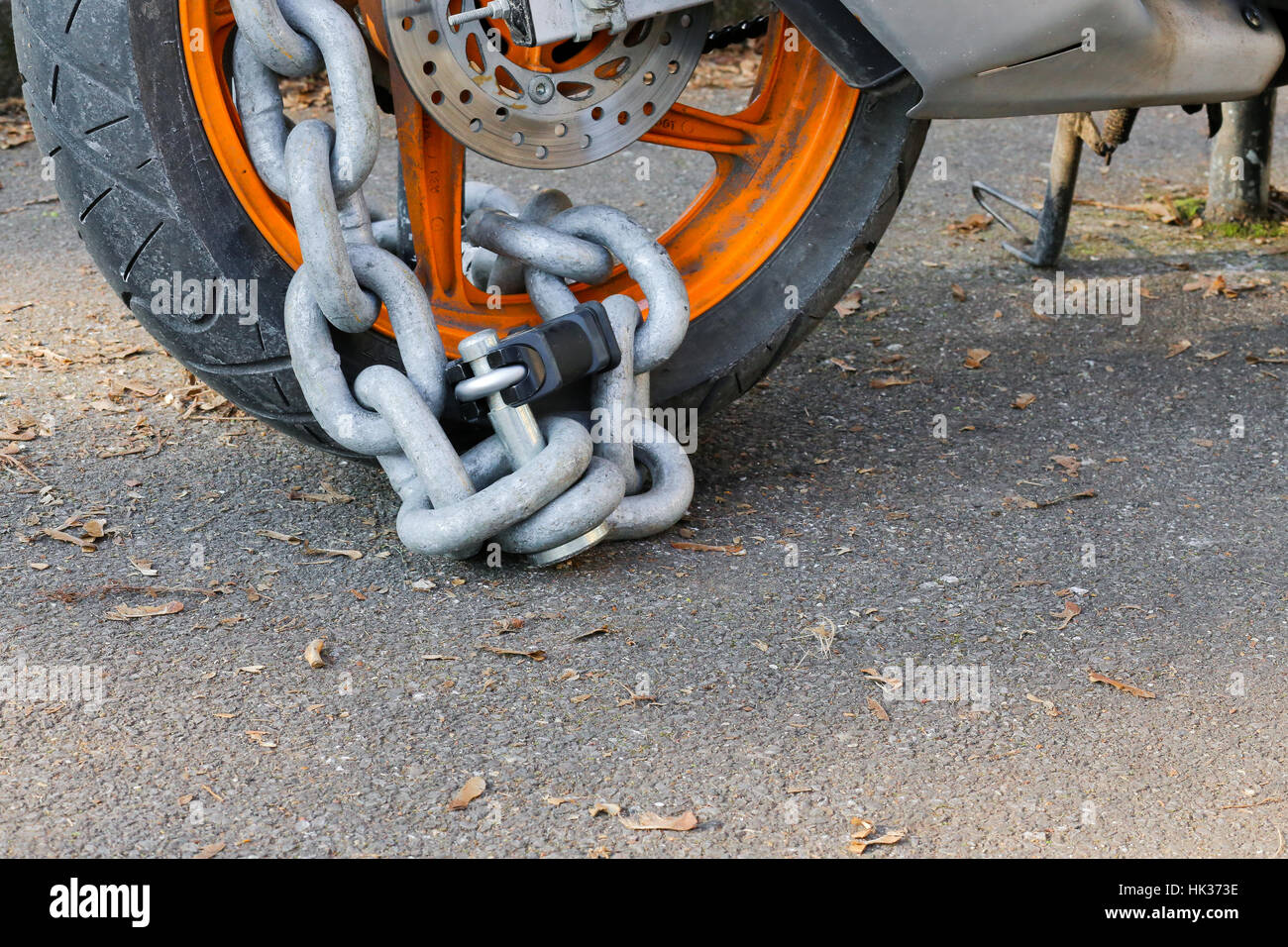 Motorrad Anti-Diebstahl-Kette mit Sicherheitsschloss Vorhängeschloss am  Hinterrad, Schutz gegen Diebstahl Stockfotografie - Alamy