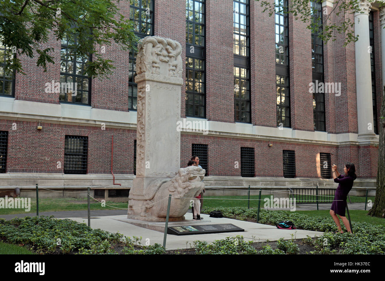 Die Harvard Bixi Skulptur gestiftet von ehemaligen chinesischen Studenten, Harvard University, Boston, Cambridge, MA, Vereinigte Staaten von Amerika. Stockfoto