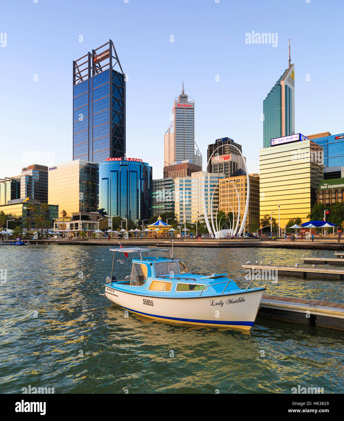 Boot am kurzen Aufenthalt mit dem öffentlichen Boot festmachen an Elizabeth Quay Stockfoto