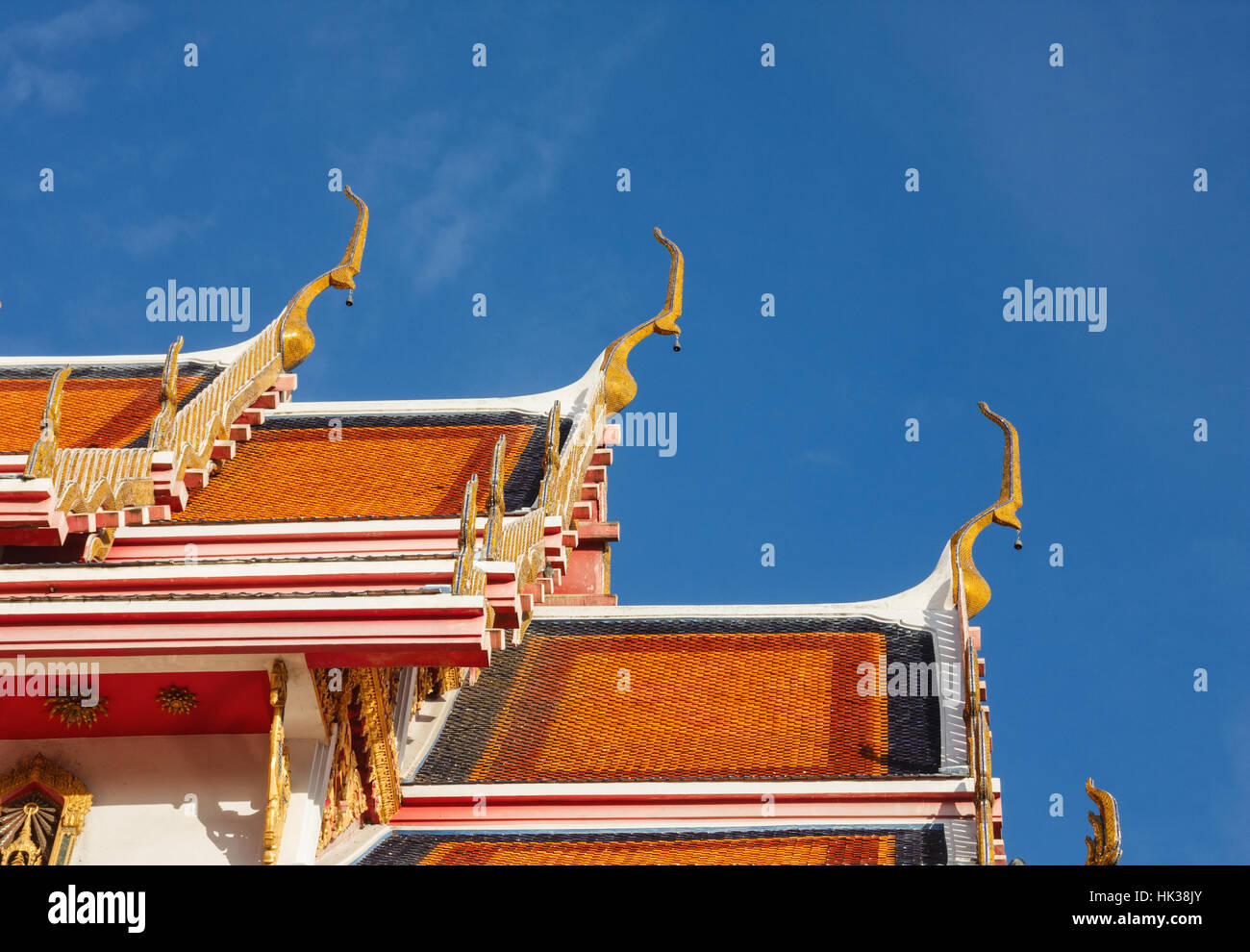 Dach der alten Wat Samphanthawong Tempel, der im Sampheng oder Samphanthawong District von Bangkoks Chinatown entfernt. Bangkok, Thailand. Stockfoto