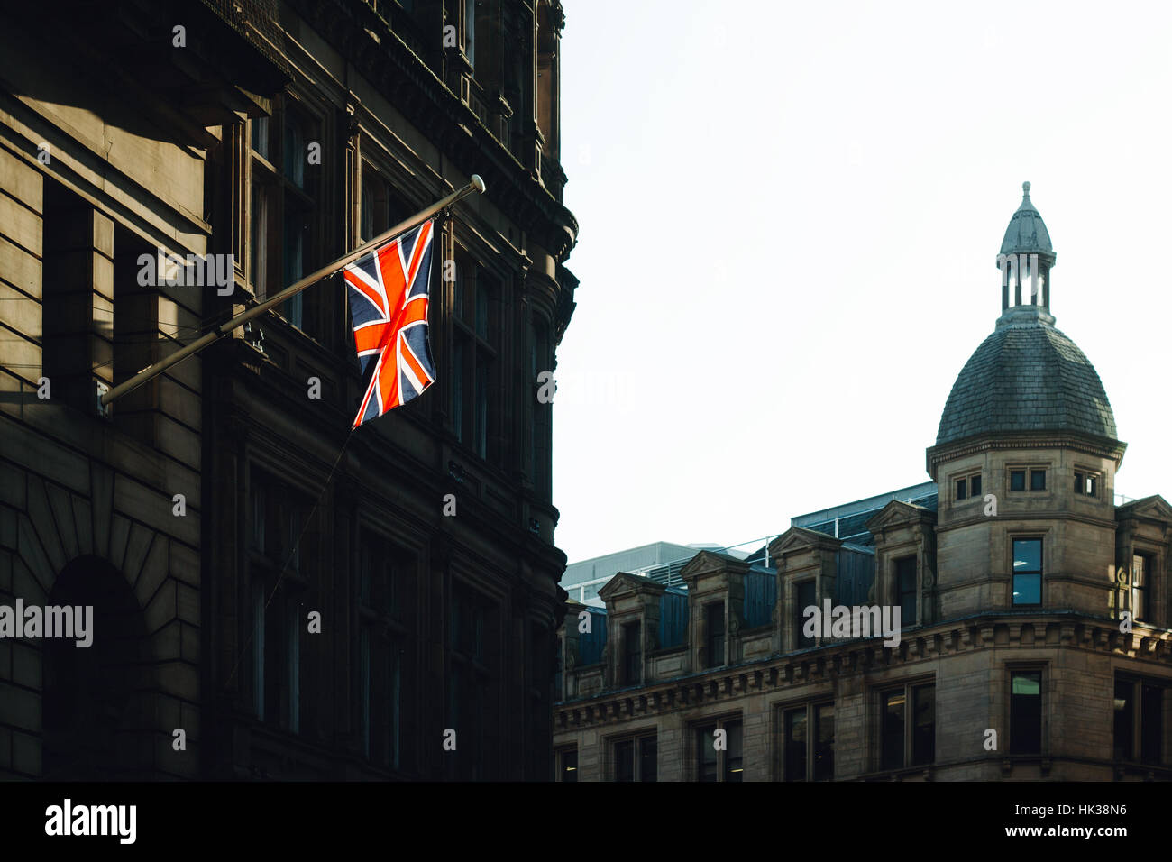 Nahaufnahme von einer Manchester Straße mit dem Union Jack Licht von der Sonne Stockfoto