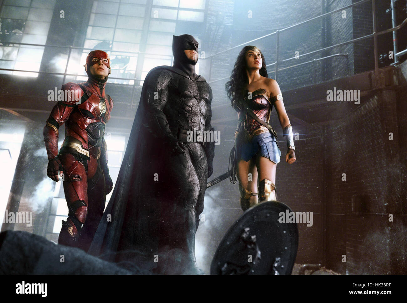 Justice League ist ein anstehenden amerikanischen Superhelden-Film basiert auf der DC Comics Superhelden-Team mit dem gleichen Namen, von Warner Bros Pictures vertrieben. Die fünfte Ausgabe des DC Universe erweitert werden soll.   Dieses Foto ist nur zu redaktionellen Zwecken und unterliegen dem Copyright von der Filmgesellschaft und/oder der Fotograf von dem Film oder der Firma zugeordnet und kann nur durch Veröffentlichungen im Zusammenhang mit der Förderung der oben genannten Film reproduziert werden. Eine obligatorische Gutschrift auf die Filmgesellschaft ist erforderlich. Der Fotograf sollte auch angerechnet werden, wenn bekannt. Stockfoto