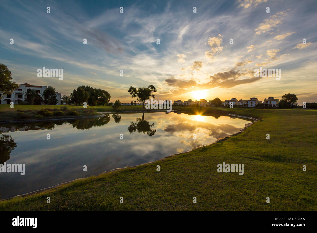 Schönen Sonnenuntergang Reflexion über See in Saidia Golfplatz Stockfoto