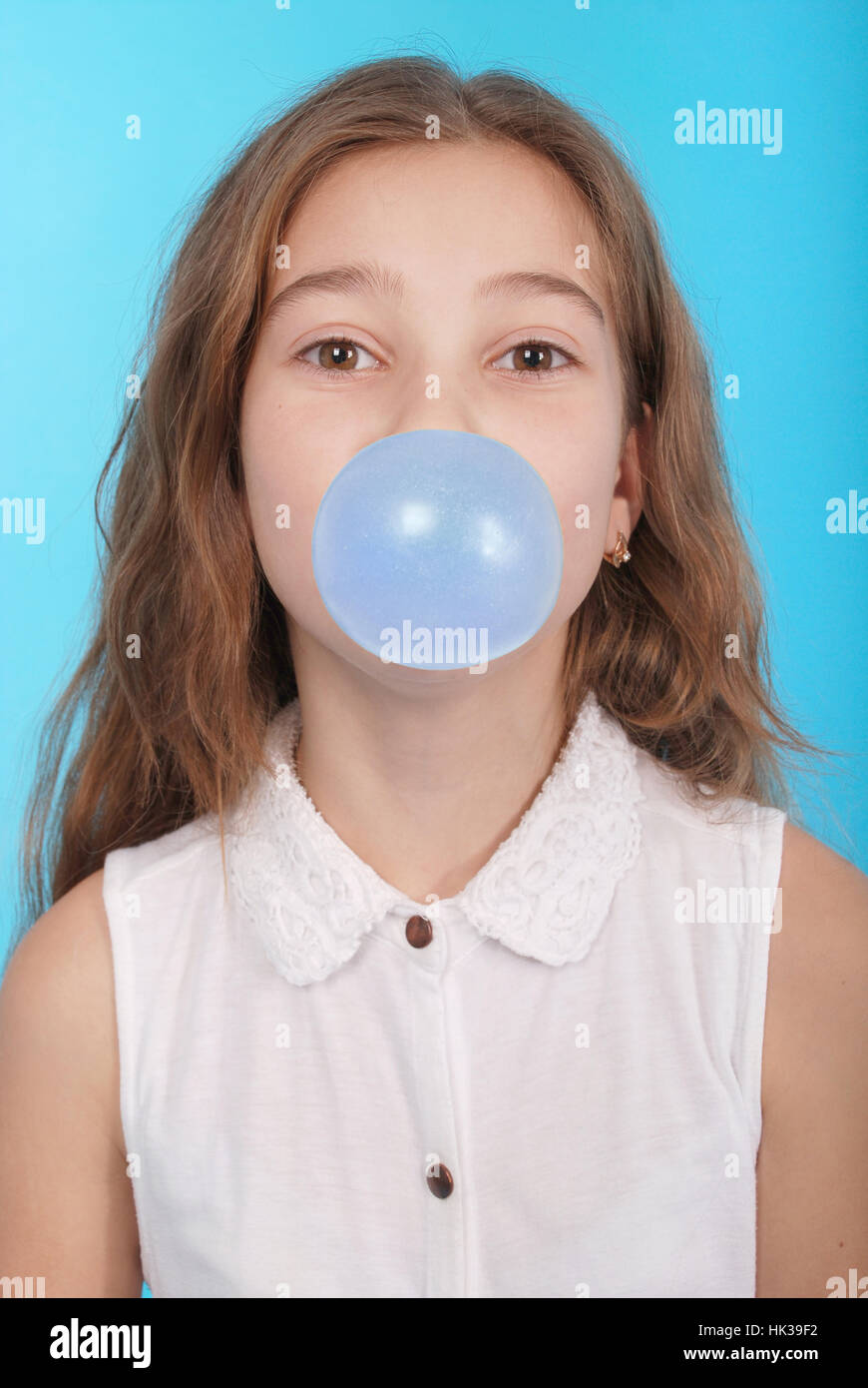 Mädchen Bläst Eine Große Kaugummi-Blase Isoliert Auf Blau Stockfotografie -  Alamy