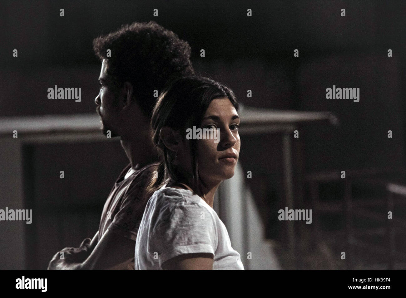 Worlds Apart ist ein griechisches Drama 2015-Film unter der Regie von Christoforos Papakaliatis. "Worlds Apart" besteht aus drei separaten Erzählungen, jeweils nach einer Liebesgeschichte zwischen einem Ausländer und ein Grieche.  Dieses Foto ist nur zu redaktionellen Zwecken und unterliegen dem Copyright von der Filmgesellschaft und/oder der Fotograf von dem Film oder der Firma zugeordnet und kann nur durch Veröffentlichungen im Zusammenhang mit der Förderung der oben genannten Film reproduziert werden. Eine obligatorische Gutschrift auf die Filmgesellschaft ist erforderlich. Der Fotograf sollte auch angerechnet werden, wenn bekannt. Stockfoto