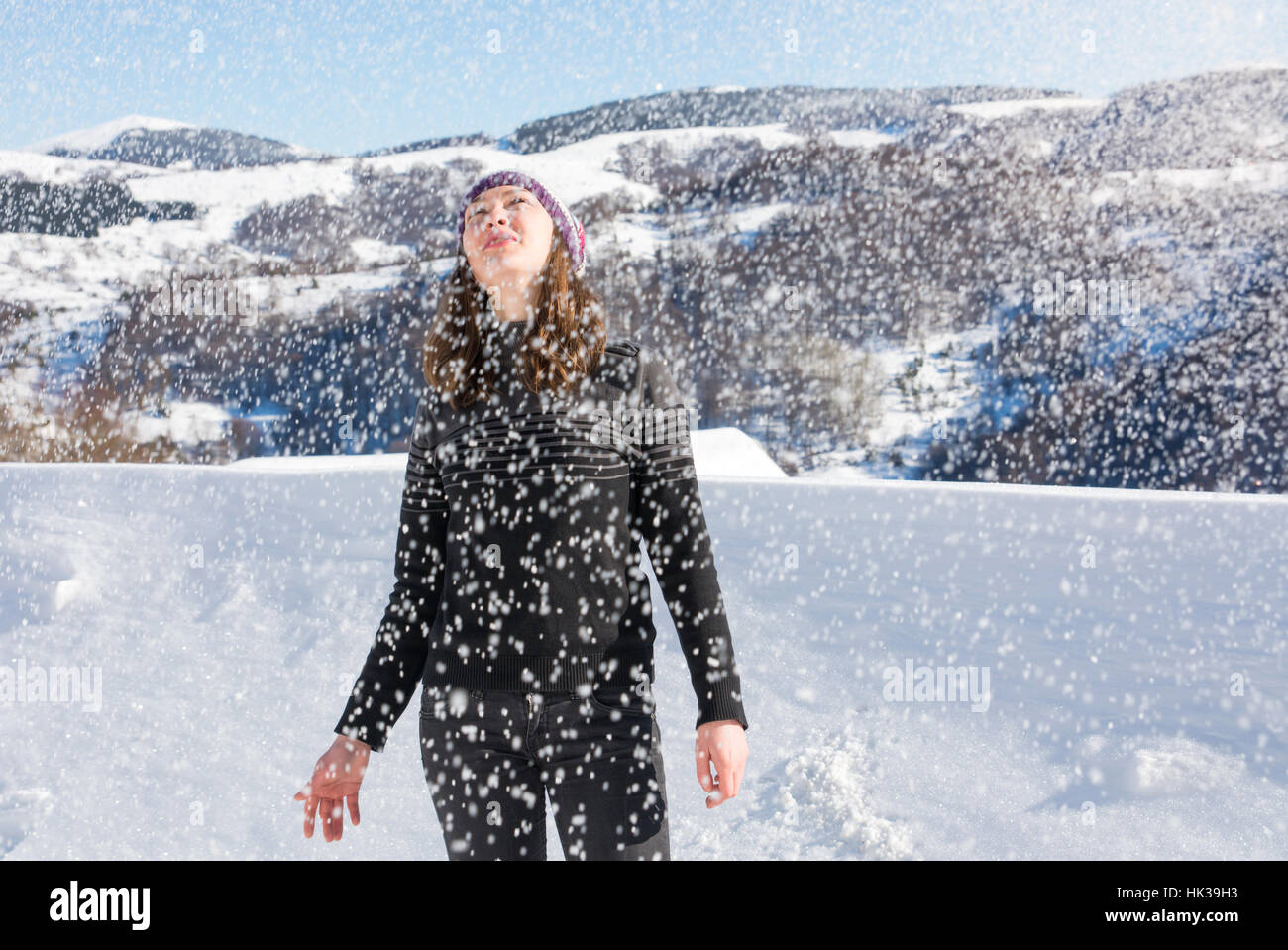 Mädchen stehen in schwerem Schnee Schneesturm auf dem Berg Stockfoto