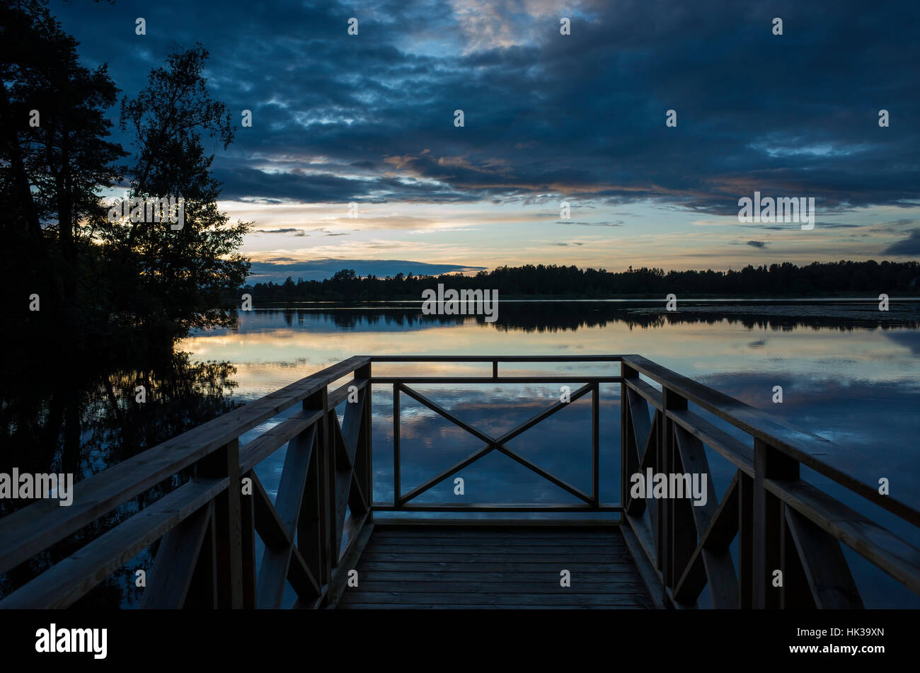Natur und Landschaft Foto im Morgengrauen in Katrineholm Schweden Skandinavien Europa. Schönen Sommerabend mit hölzernen Brücke und friedlichen See zu beruhigen. Stockfoto