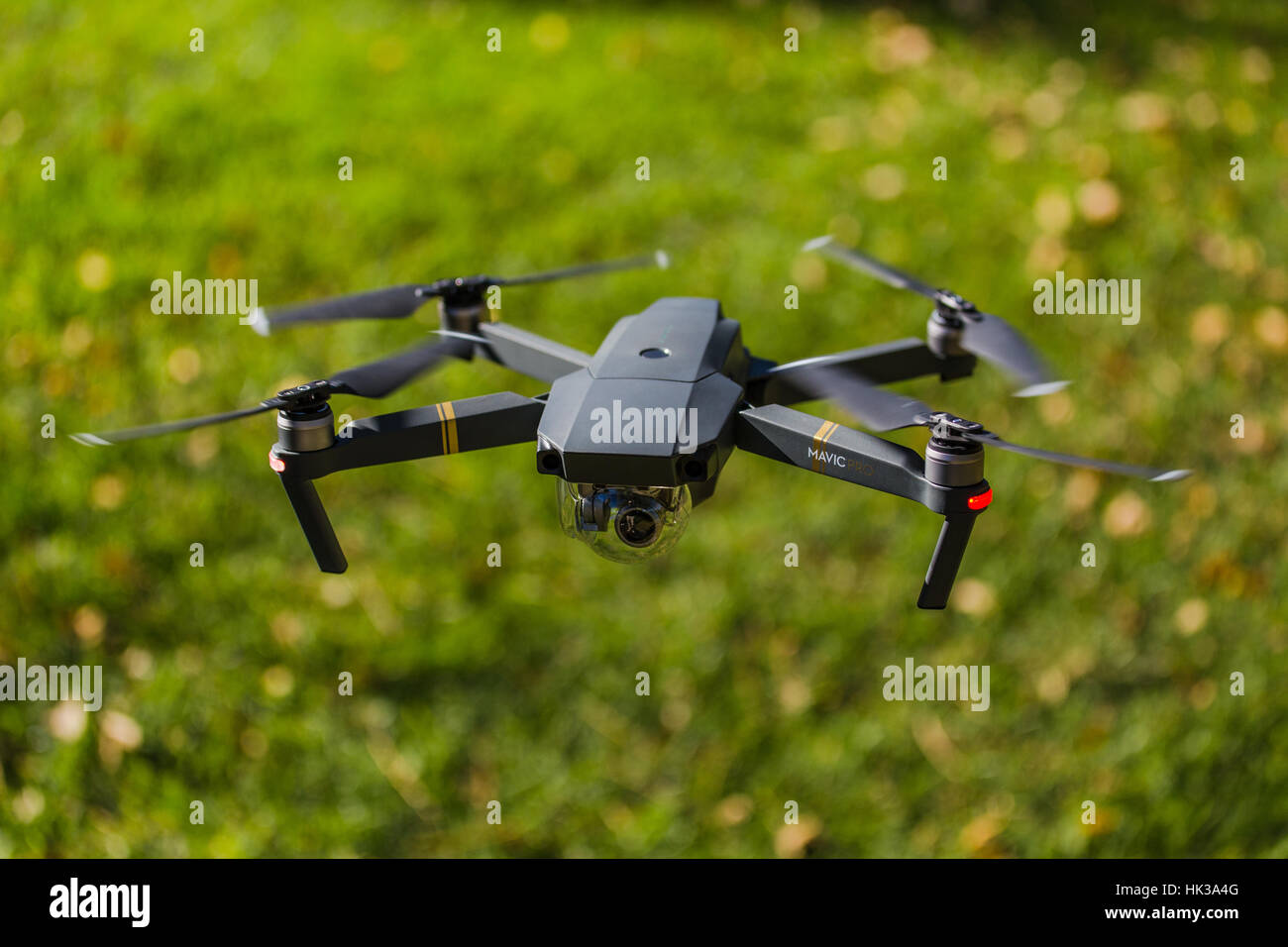Dji mavic pro Drohne fliegen, von den oberen Geschossen auf einem Golfplatz Stockfoto