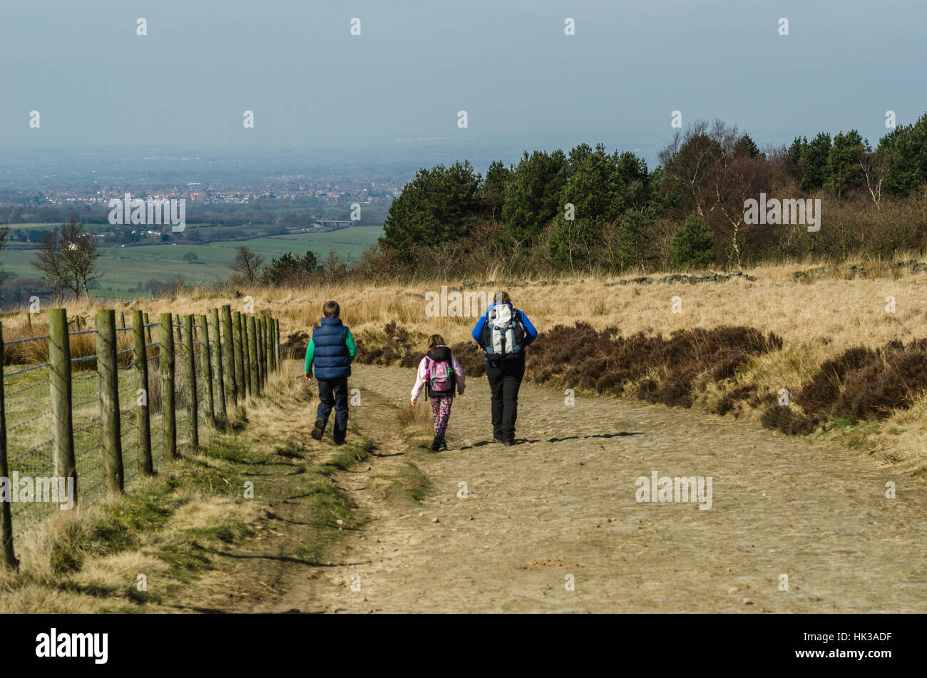 Eine Frau und ihre beiden Kinder auf ein Land herumlaufen Rivington Moor in Lancashire Stockfoto