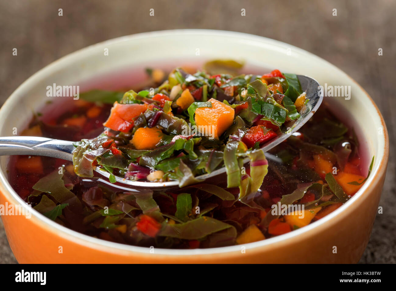 Osteuropa-Suppe oder rote Borschtsch in Schüssel mit Löffel über Holz Hintergrund Stockfoto