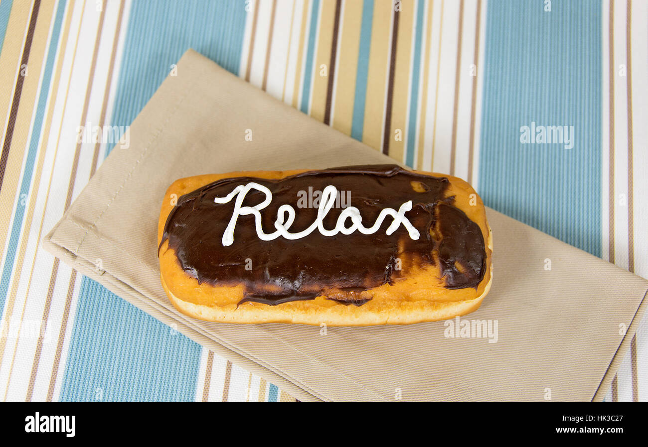 Wort auf Schokolade Donut entspannen Stockfoto