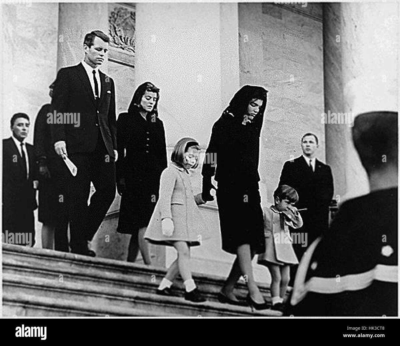 US-Präsident John F. Kennedy Familie verlässt das Kapitol nach der Preisverleihung am 24. November 1963. (L-R) Caroline Kennedy, Jacqueline Bouvier Kennedy, John F. Kennedy, Jr. (2. Reihe) Generalstaatsanwalt Robert F. Kennedy, Patricia Kennedy Lawford (h Stockfoto