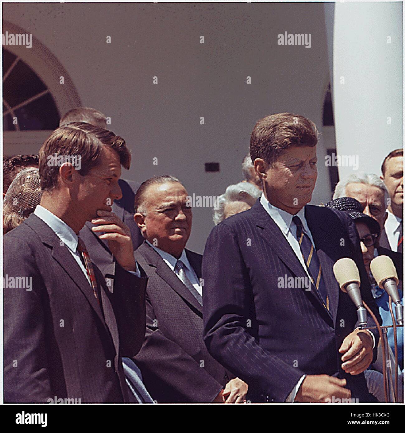 Washington, D.C.: Präsentation der jungen amerikanischen Medaillen für Tapferkeit im Rosengarten im Weißen Haus in Washington, DC am 7. Mai 1963. Von links nach rechts: US-Justizminister Robert F. Kennedy; Direktor des FBI J. Edgar Hoover; US-Präsident John Stockfoto