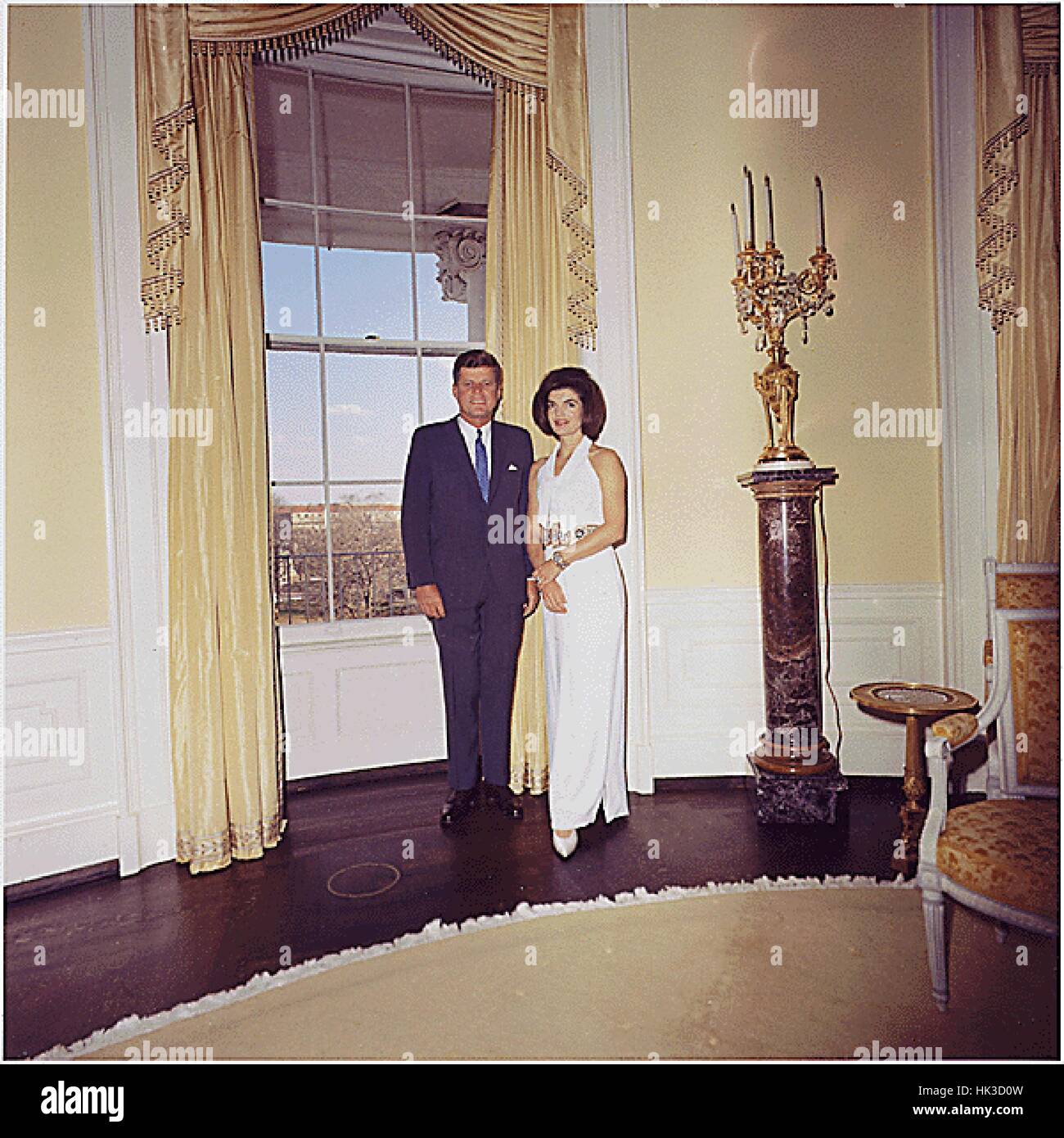 Porträtfoto von US-Präsident John F. Kennedy und die First Lady Jacqueline Bouvier Kennedy im gelben ovalen Raum im Weißen Haus am 28. März 1963..Mandatory Stockfoto