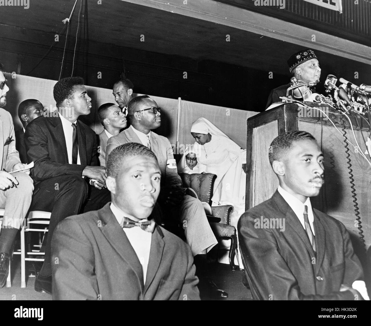 Nation des Islams religiöser Führer Elijah Muhammad befasst sich mit Anhänger einschließlich Cassius Clay (Muhammad Ali). Bild-Gutschrift Stanley Wolfson/Library of Congress. 1964. Stockfoto
