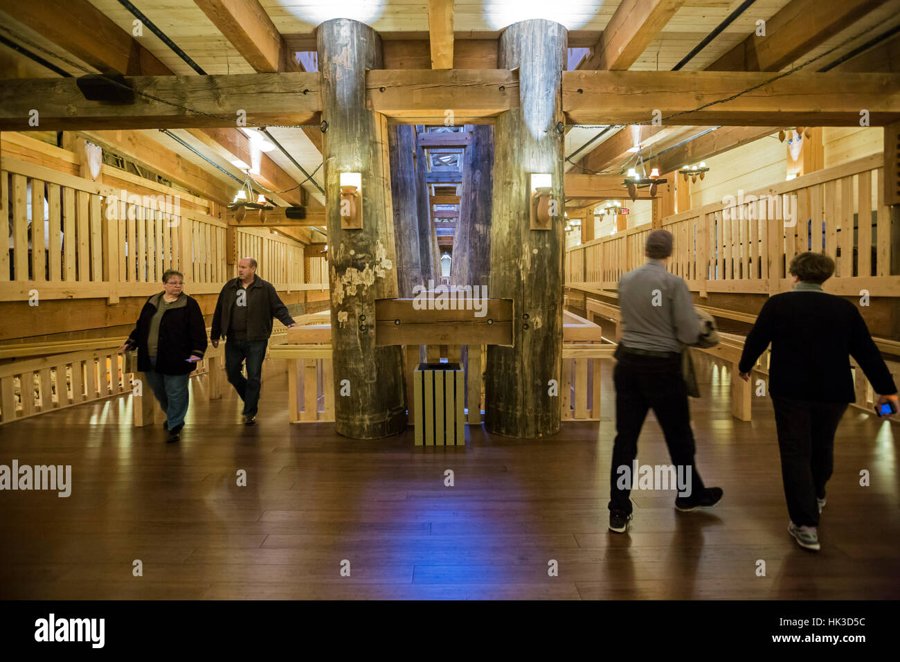 Williamstown, Kentucky - Besucher zu Fuß zwischen den Decks auf der Arche Encounter, ein Full-size-Modell der Arche Noah. Stockfoto
