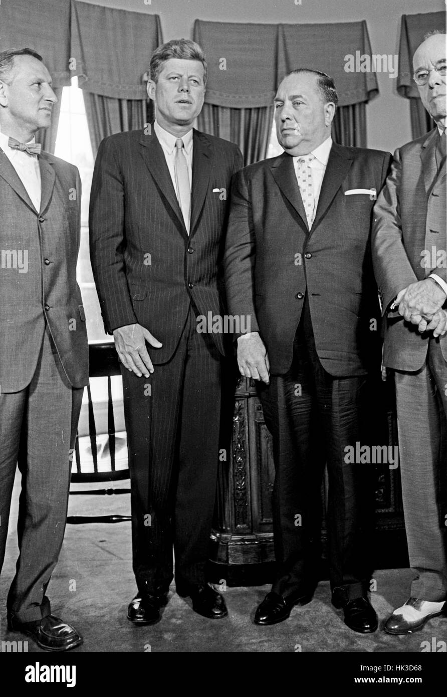 US-Präsident John F. Kennedy trifft Bürgermeister Richard J. Daley (Demokrat von Chicago) und Beamte aus Illinois im Oval Office des weißen Hauses in Washington, DC am 11. Juli 1962. Von links nach rechts: US-Vertreter Sidney R. Yates (Democra Stockfoto