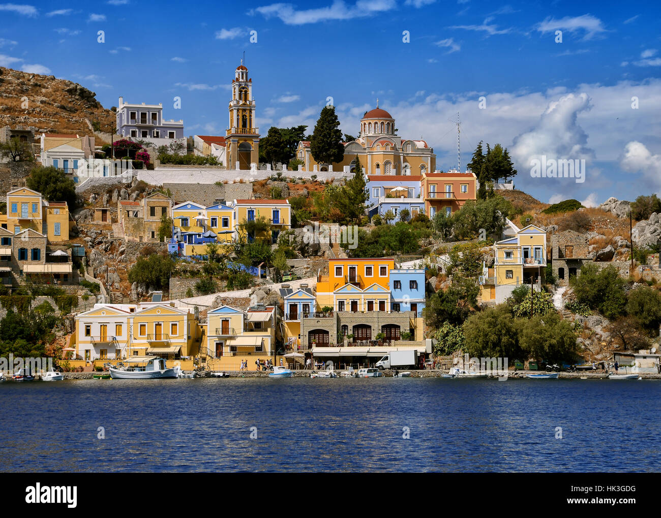 Kirche und Häuser der Insel Symi. Dodekanes. Griechenland Stockfoto