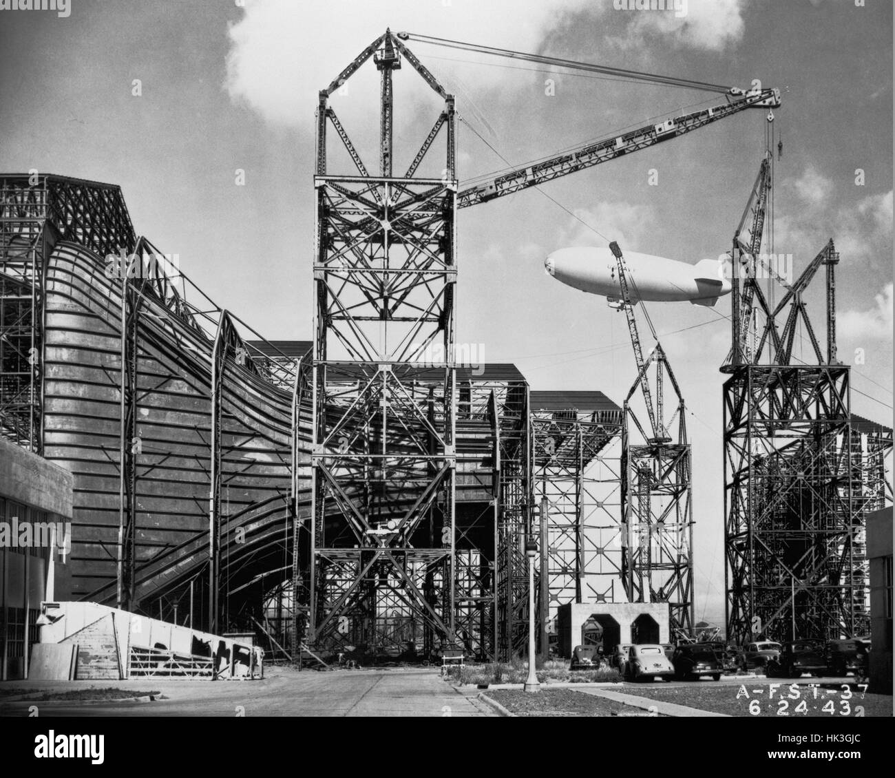 Bau des Windkanals Ames Full-Scale 40x80ft, einschließlich Seitenansicht des Eingang Kegel mit Zeppelin im Hintergrund bei der NASA Ames Research Center in Mountain View, Kalifornien, 2. Juni 1943. Bild mit freundlicher Genehmigung NASA. Stockfoto