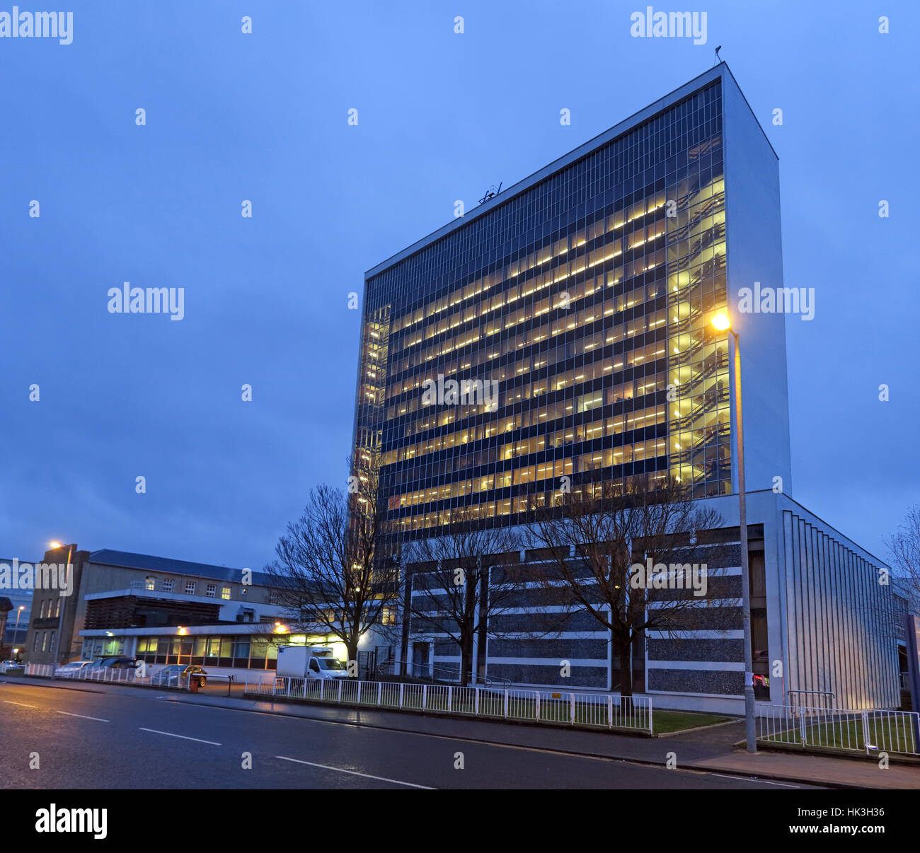 South Lanarkshire Council HQ bei Dämmerung, Almada St, Hamilton ML3 0AA Stockfoto