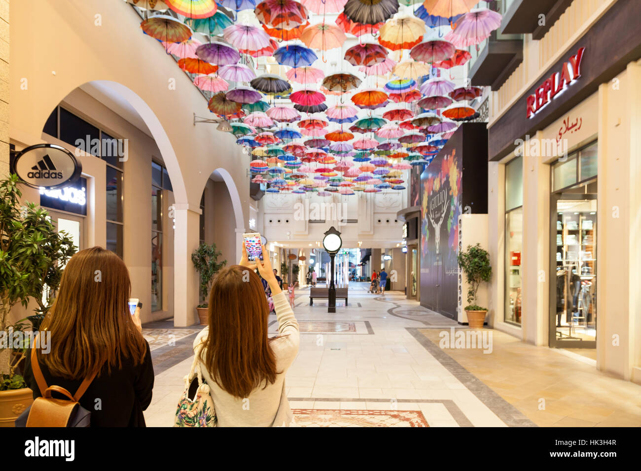 Bunte Regenschirme in der Dubai Mall Stockfotografie - Alamy