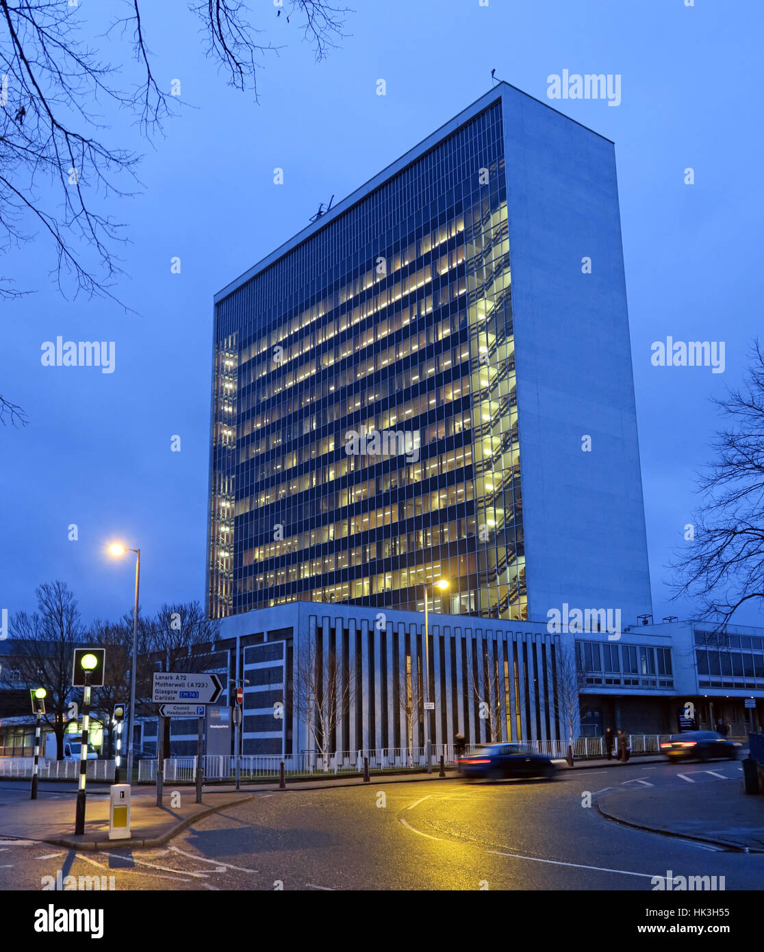 South Lanarkshire Council HQ bei Dämmerung, Almada St, Hamilton ML3 0AA Stockfoto