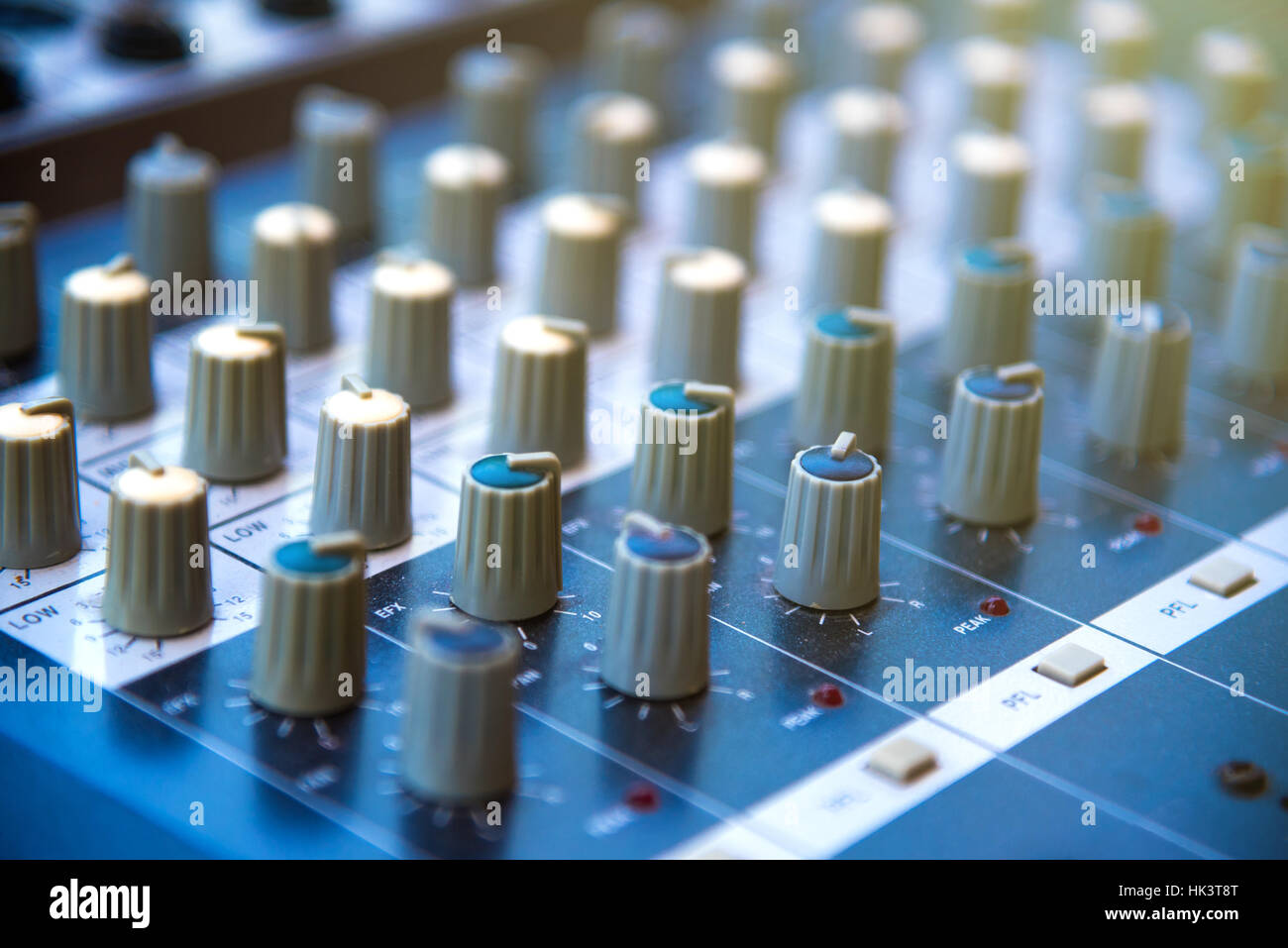 Audio-sound-Mixer Khob Button Board Panel & Verstärker Ausrüstung, Ton mischen & technische Konzept, Tiefenschärfe, 45-Grad-Winkel-Ansicht. Stockfoto