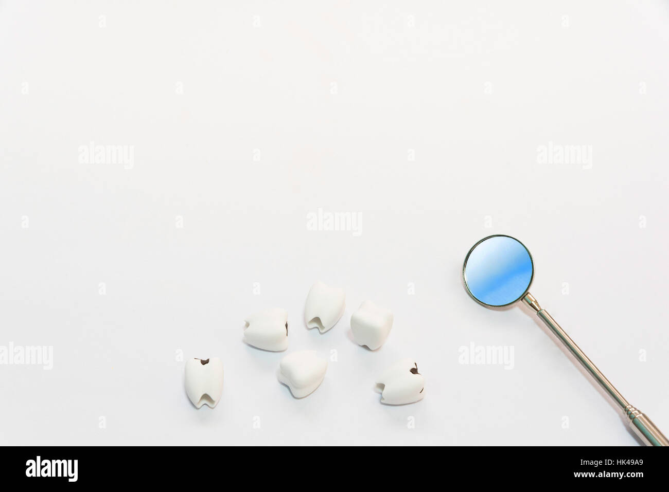 Zahnpflege-Konzept Draufsicht oder flach legen Jahrem Zähne und schlechte Zähne oder Karies mit Zahnarzt-Spiegel mit Kopie Raum Hintergrund auf weiß Stockfoto