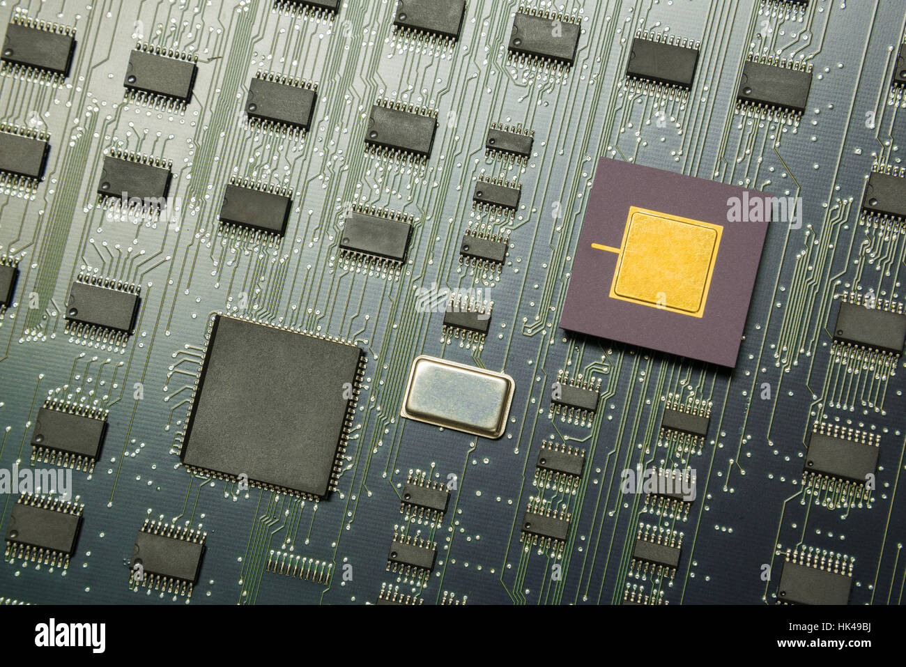 Draufsicht der Elektronikplatine mit cpu-Prozessor und elektronischen Chips Technologie Konzept Hintergrund Stockfoto