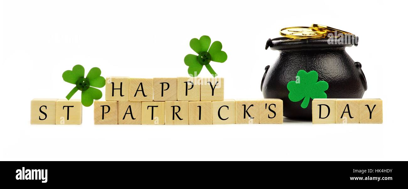 Glücklich St. Patricks Tag Holzblöcke mit Pot of Gold und Kleeblätter über weiß Stockfoto