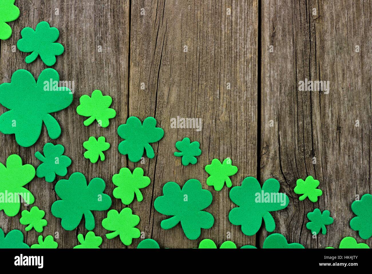 St. Patricks Day unteren Ecke Rand Kleeblätter über einen rustikalen hölzernen Hintergrund Stockfoto