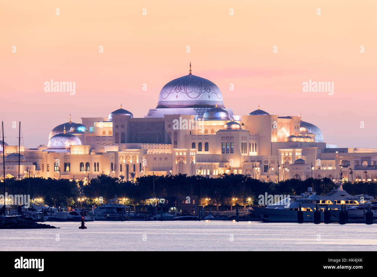 Abu Dhabi Präsidentenpalast in der Nacht Stockfoto