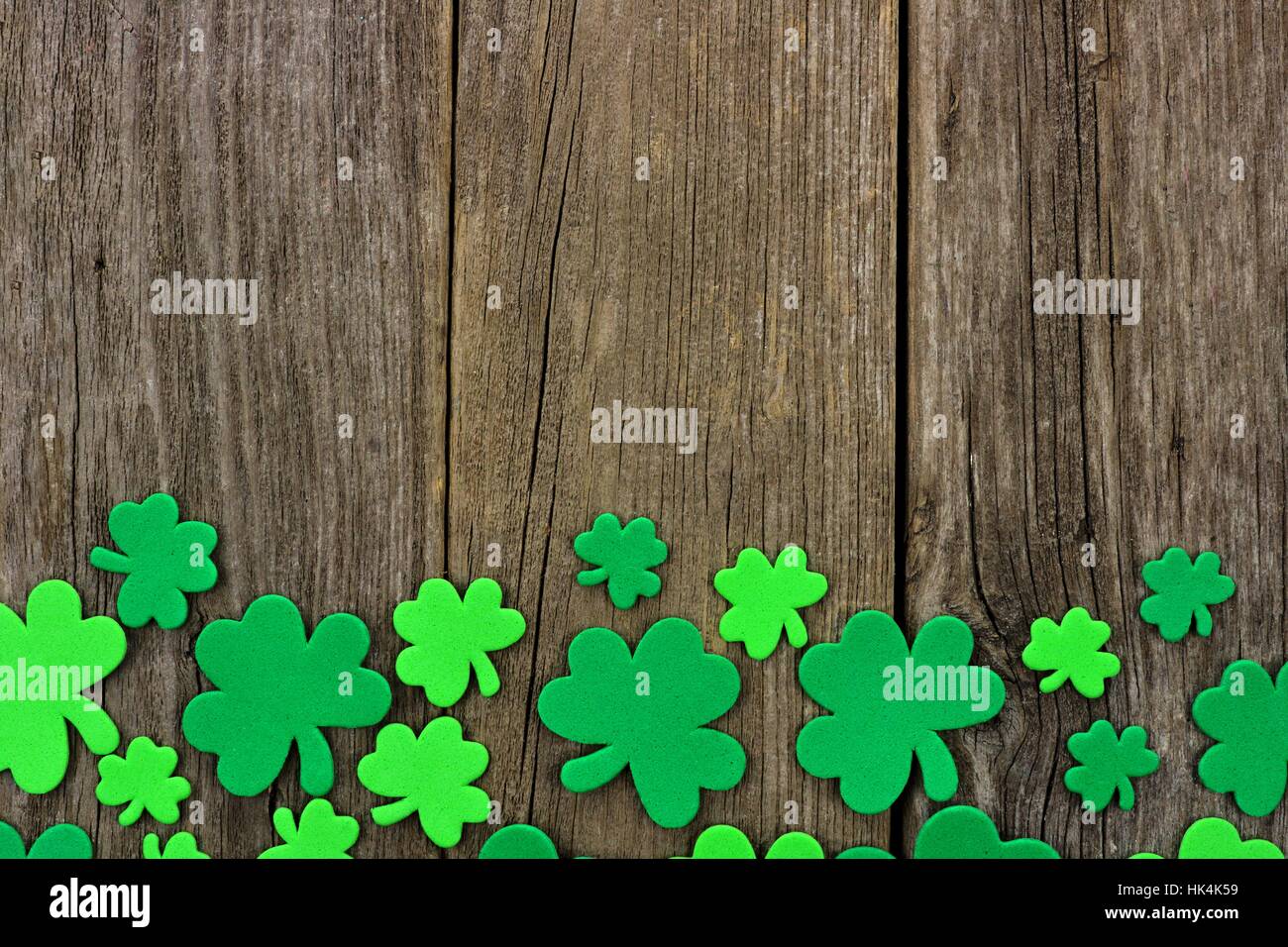 St Patricks Tag unteren Rand Kleeblätter über einen rustikalen hölzernen Hintergrund Stockfoto