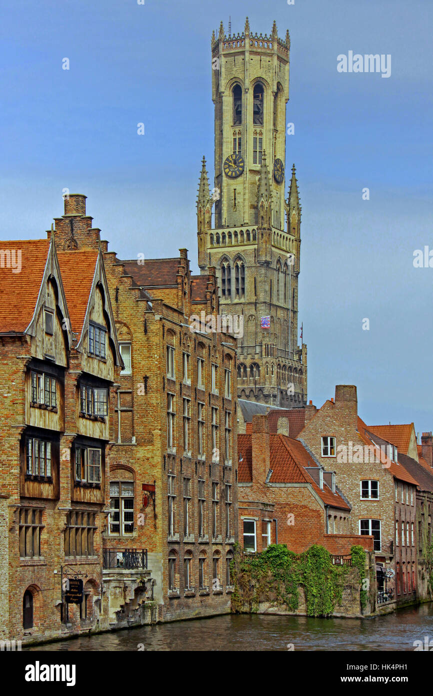 mit Blick auf den Belfort vom rozenhoedkaai Stockfoto