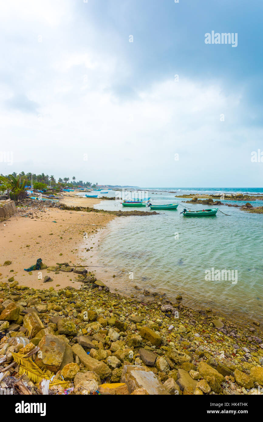 Angelboote/Fischerboote verankert außerhalb ein Fischerdorf in Punkt Pedro entlang der nördlichen Küste von Jaffna an einem stürmischen Tag Sri Lanka Stockfoto
