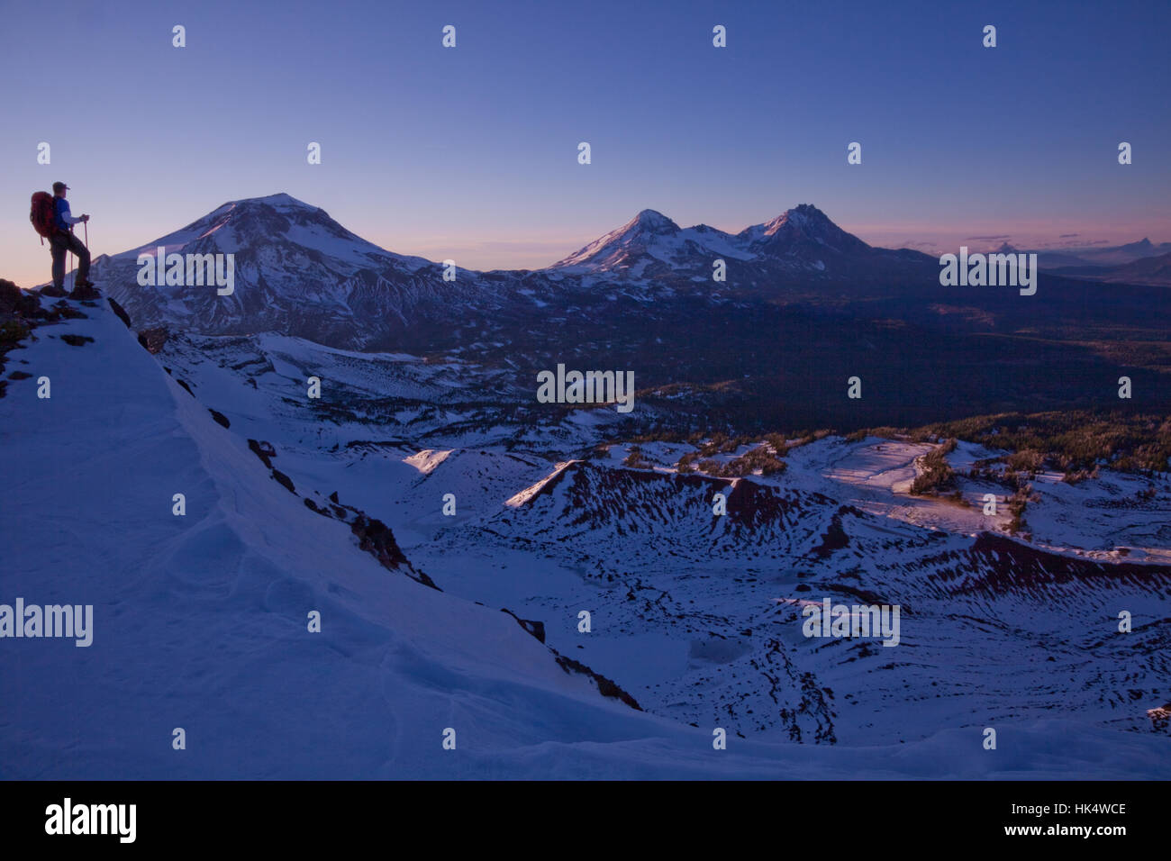 Wanderer mit Blick auf den Sonnenuntergang über der Drei Schwestern Wilderness Area außerhalb Schlaufe Oregon Stockfoto