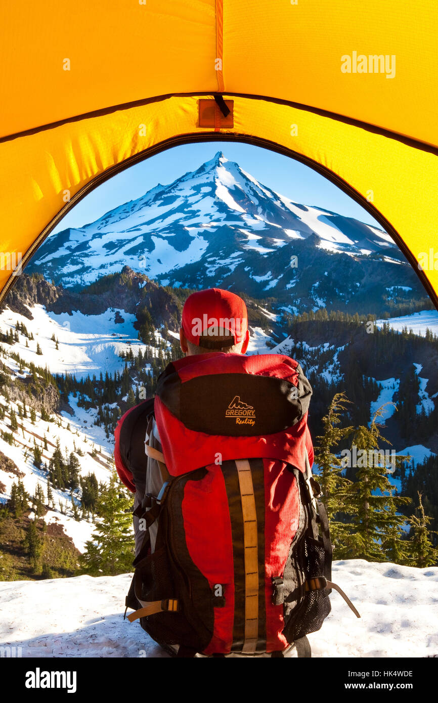 Backpacker und Zelt im Mount Jefferson Wildnisgebiet außerhalb Schwestern Oregon Stockfoto