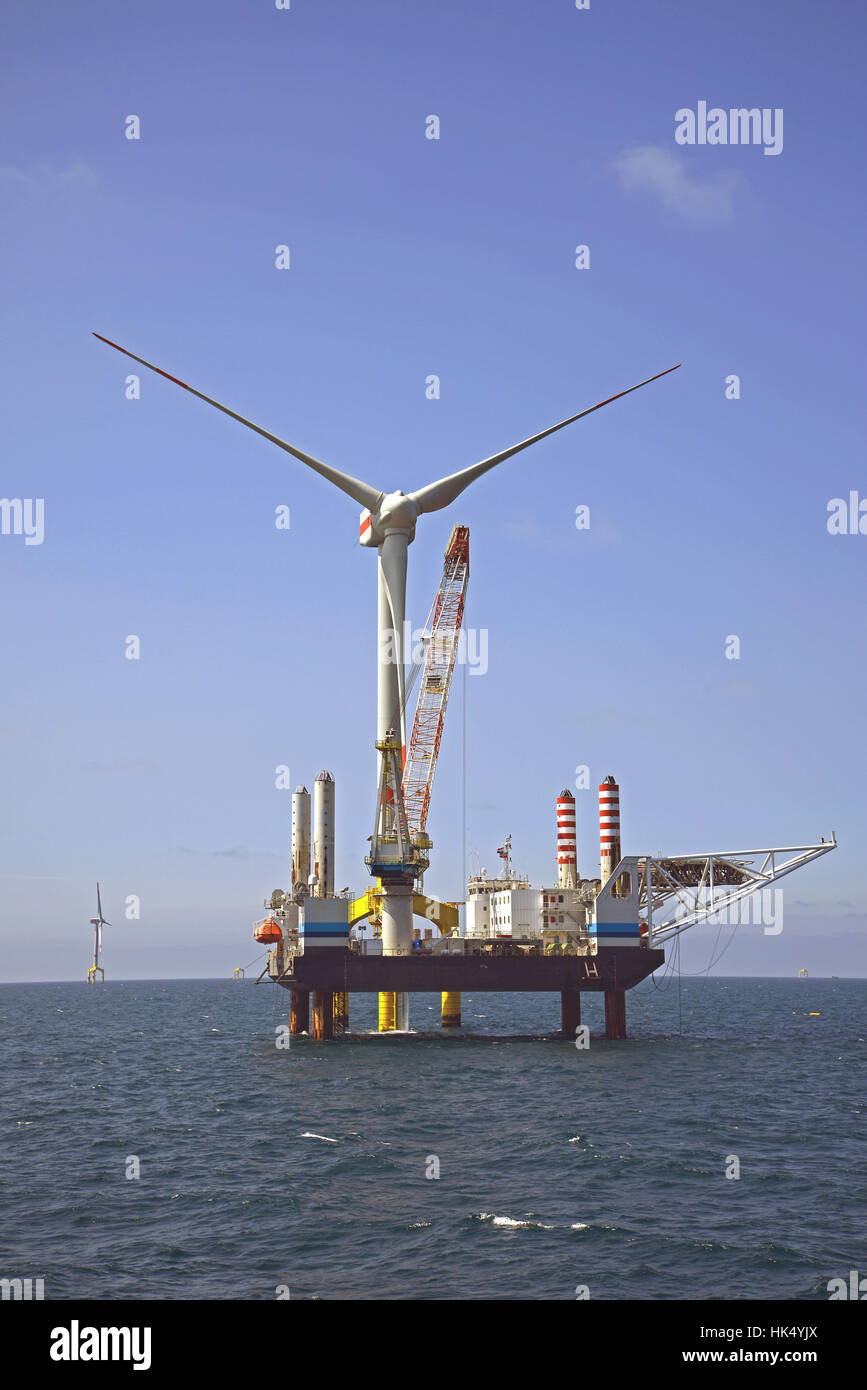 Offshore-Windkraftanlage mit dem Schiff Stockfoto