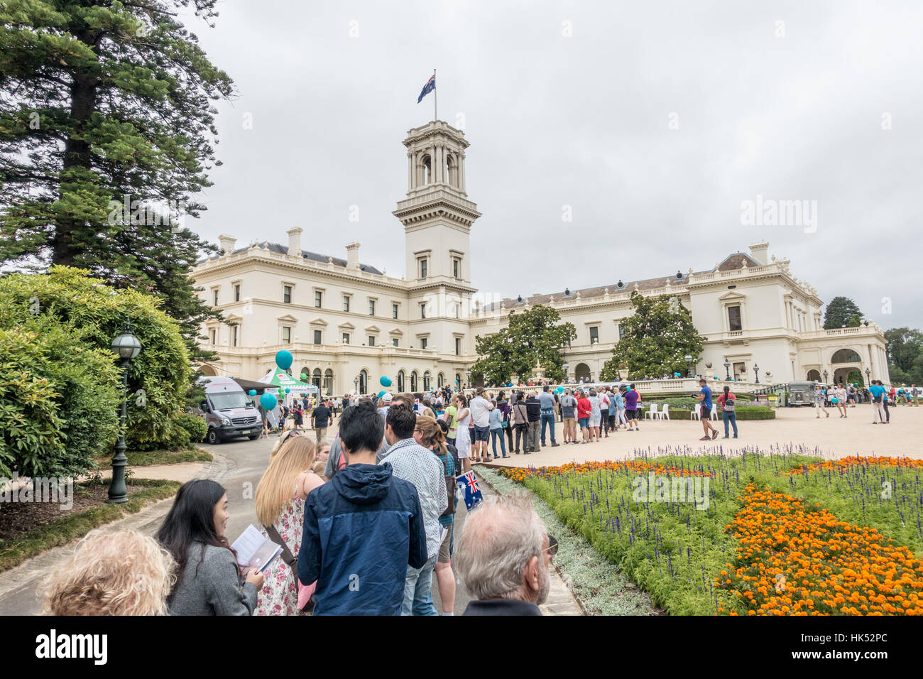 Drängen Sie sich Schlange für einen Tag der offenen Tür-Eintrag zu Government House, Melbourne, Victoria, Australien Stockfoto