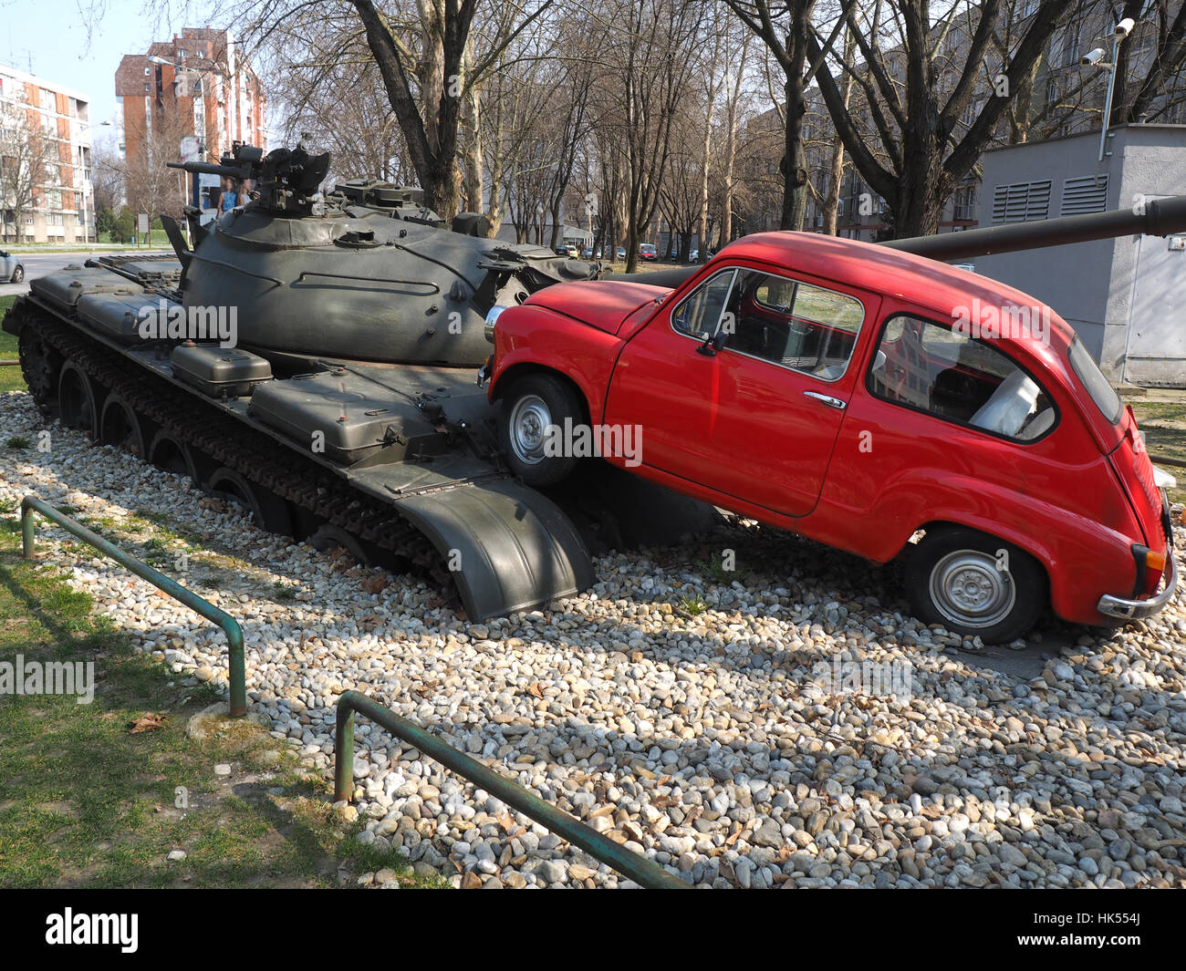 kleines rotes Auto überfahren tank Stockfoto