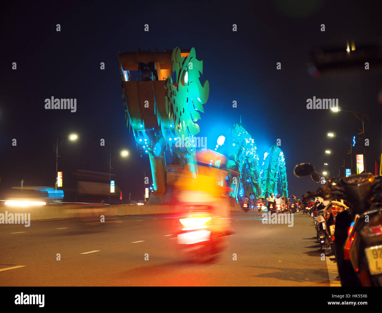 Stadt Da Nang, Vietnam, 24. Februar 2015: blaue Stunde in Dragon Bridge, berühmte Brücke in Da Nang Stadt Dragon Bridge kann Atem Feuer und Wasser im Wochenend Stockfoto