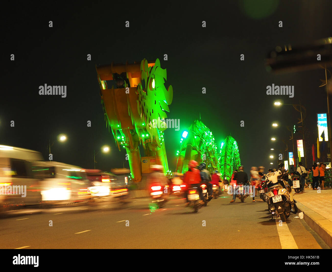 Stadt Da Nang, Vietnam, 24. Februar 2015: blaue Stunde in Dragon Bridge, berühmte Brücke in Da Nang Stadt Dragon Bridge kann Atem Feuer und Wasser im Wochenend Stockfoto