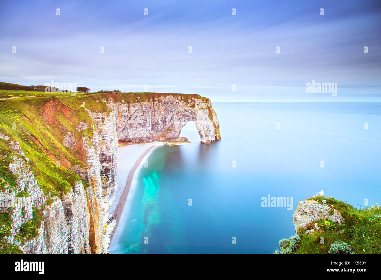 Etretat, la Manneporte Naturstein Bogen Wunder, Klippen und Strand. Langzeitbelichtung Fotografie. Normandie, Frankreich. Stockfoto