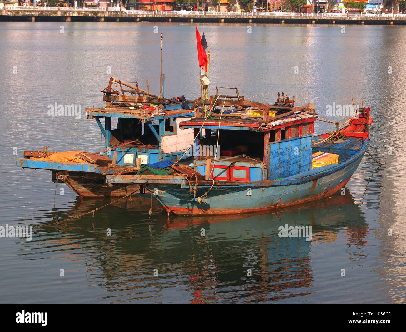 alte blaue hölzerne Fischerboote in Da Nang verankert auf dem Fluss Stockfoto