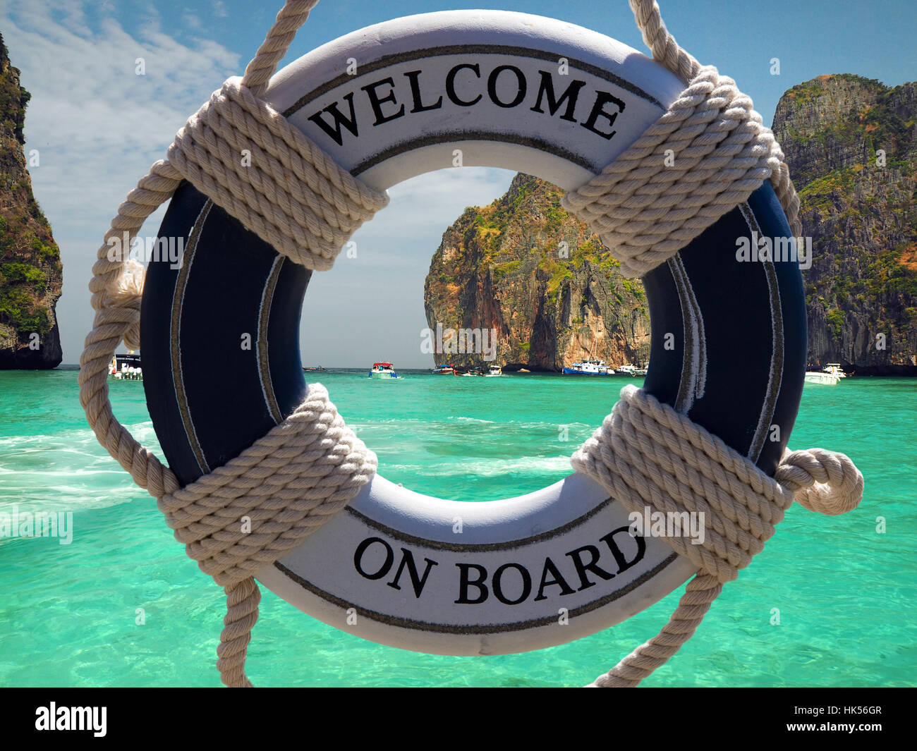 tropische Insel hinter dem Boot sicher Gurt mit Willkommensschild. Foto wird Maya Strand Insel Phi Phi, Thailand Stockfoto