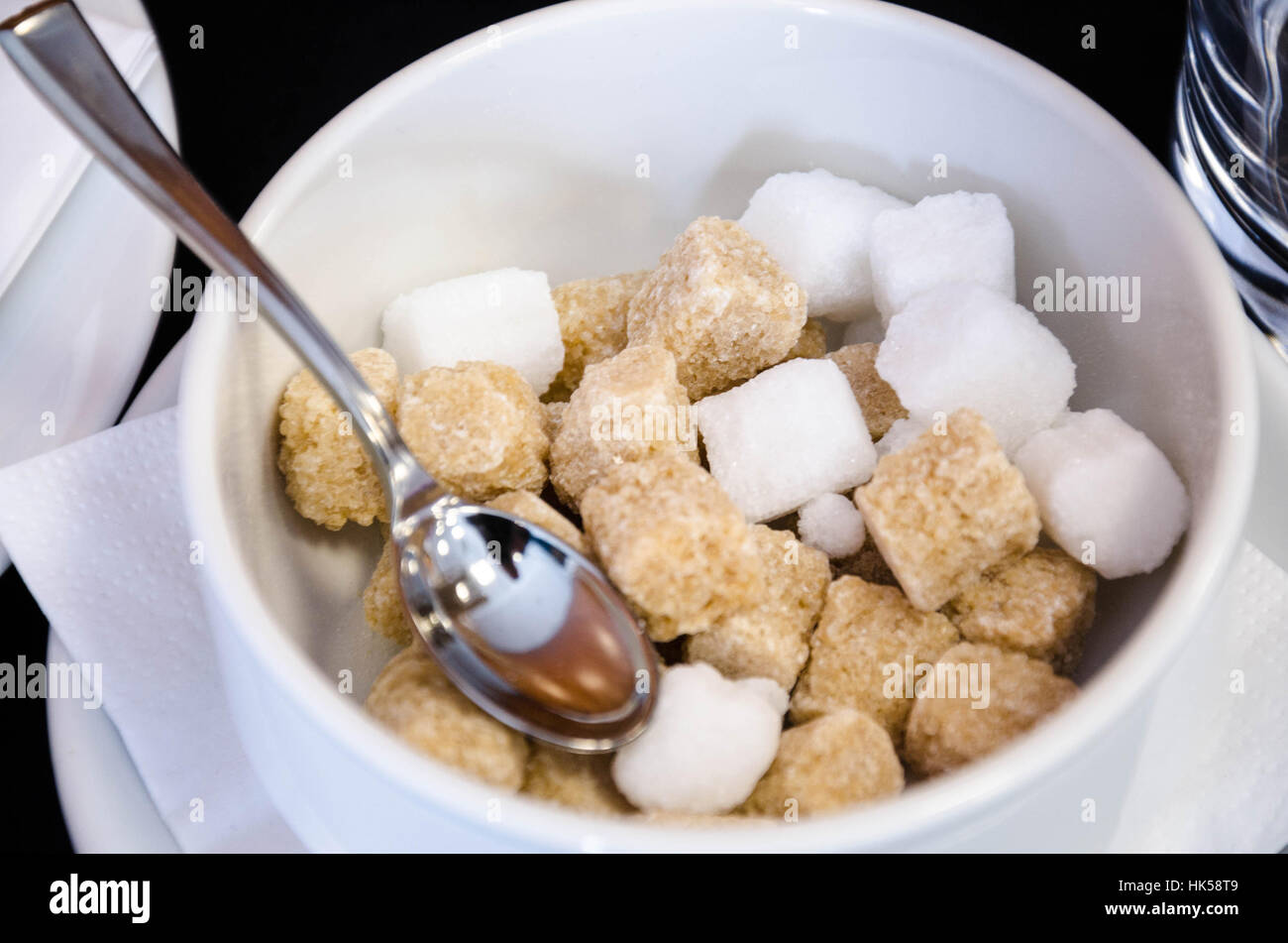 Eine Schüssel mit Würfelzucker. Stockfoto