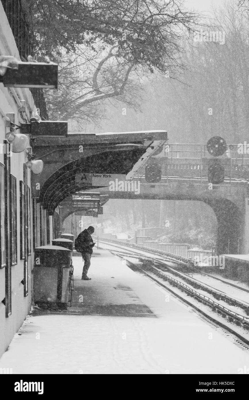 2017 Winter Landschaft-Schnee fällt stetig in den nordöstlichen Vereinigten Staaten als Pendler und Bewohner gehen über ihren Tagesablauf Stockfoto