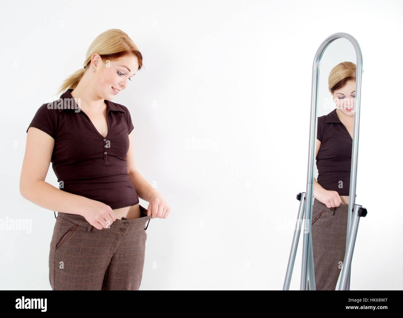 Junge Frau vor einem Spiegel Stockfoto