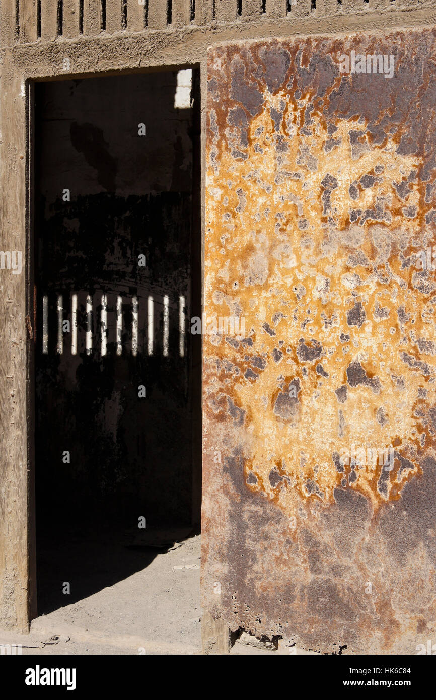 Verrostete Tür des verlassenen Gebäude, Santiago Humberstone Oficina Salitrera, Atacama Desert, Norte Grande, Chile Stockfoto