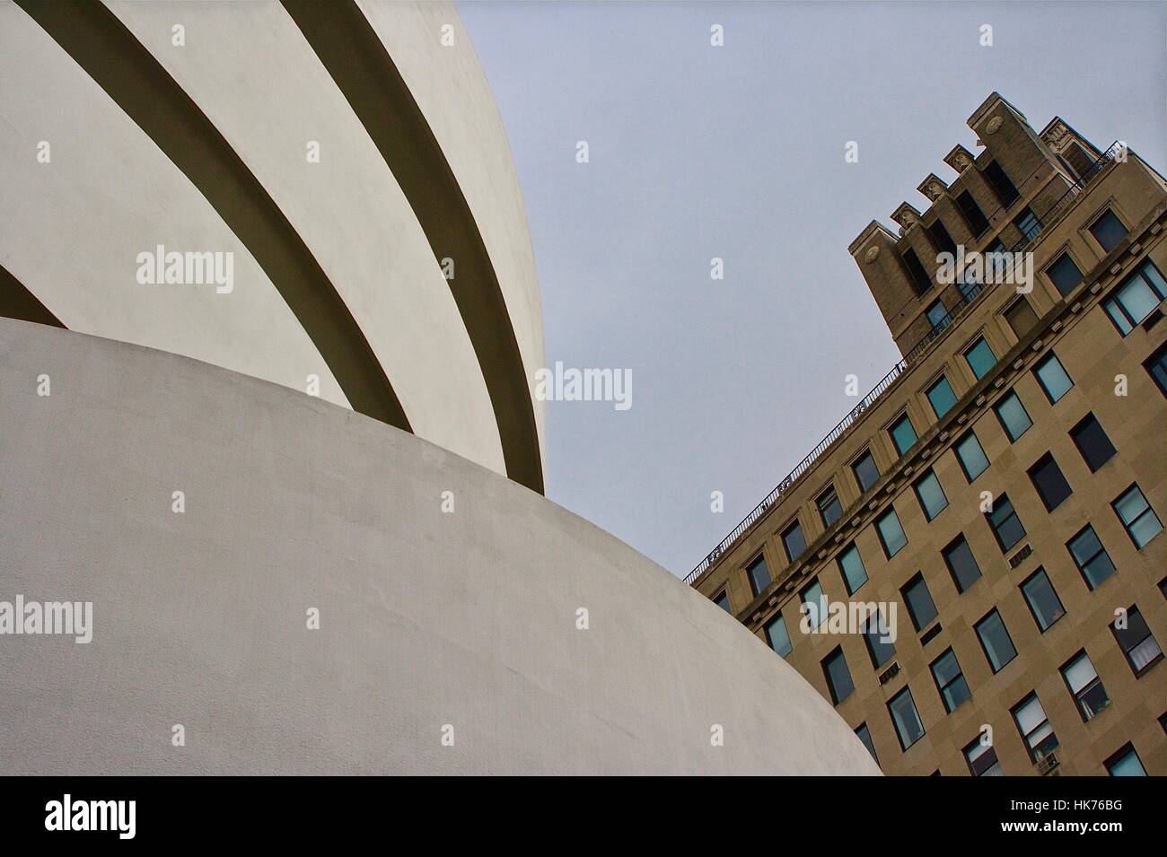 Außenseite des The Solomon R. Guggenheim Museum zeigt moderne und ältere Architektur New York Vereinigte Staaten von Amerika Stockfoto